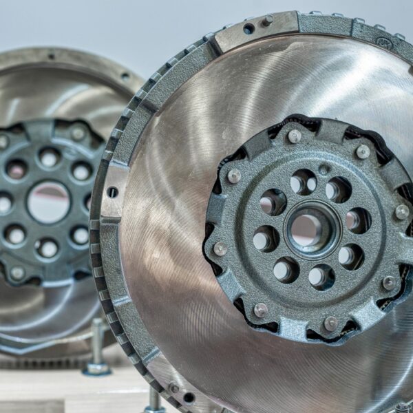 Koło zamachowe silnika: budowa i funkcje.