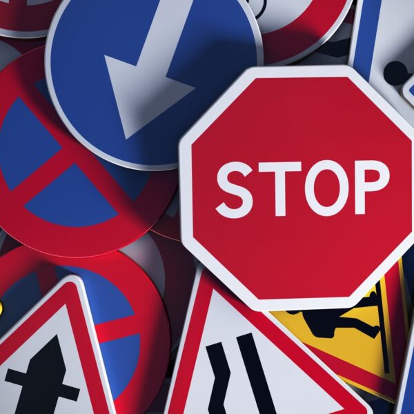 Nauka znaków drogowych: szybkie i skuteczne metody.