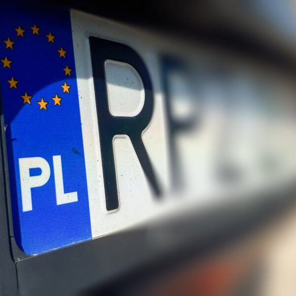 Wymiar tablic rejestracyjnych: przepisy i wyjątki.