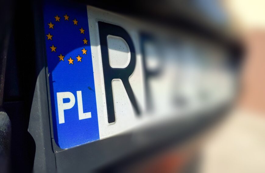 Wymiar tablic rejestracyjnych: przepisy i wyjątki.