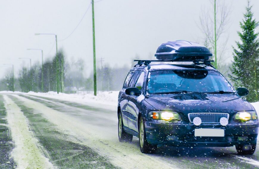 Zasady bezpiecznej jazdy w trudnych warunkach atmosferycznych.