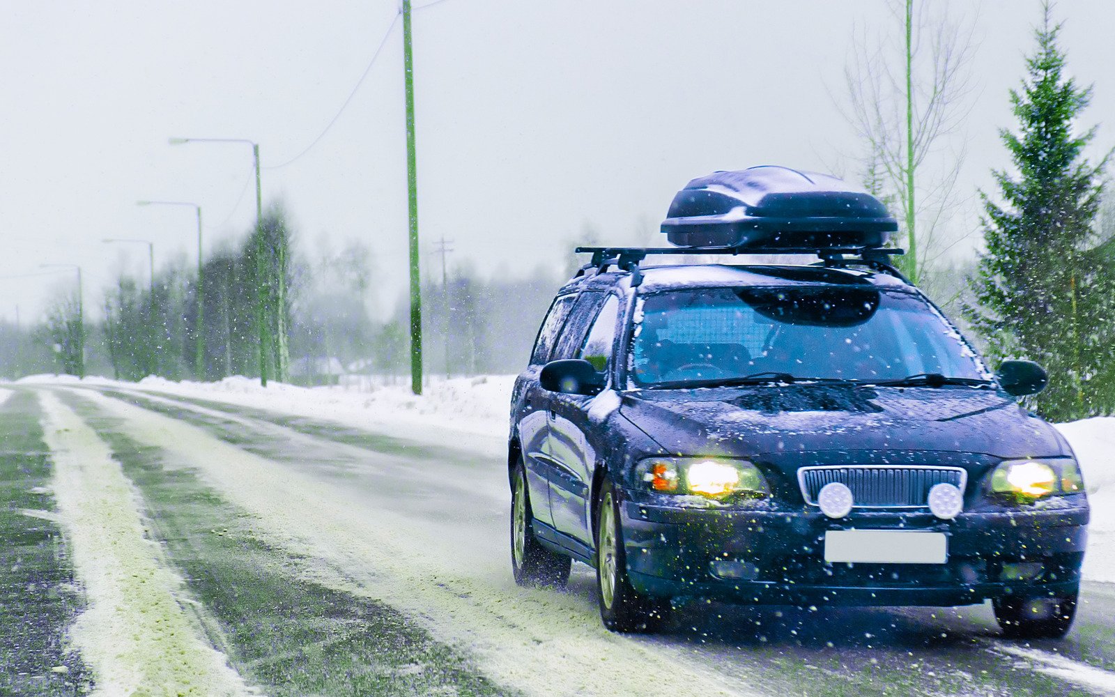 Zasady bezpiecznej jazdy w trudnych warunkach atmosferycznych.