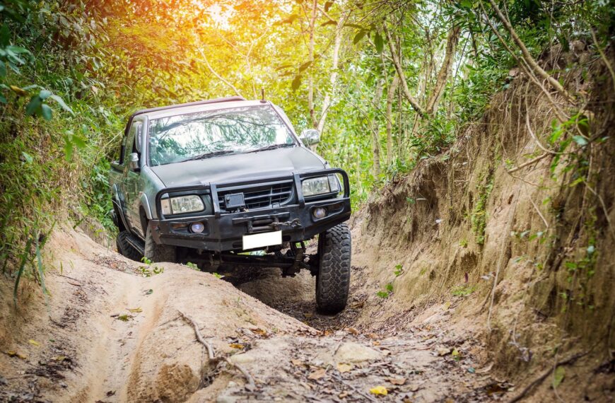 Przygotowanie samochodu do off-roadu: co warto zainstalować i jak się przygotować?