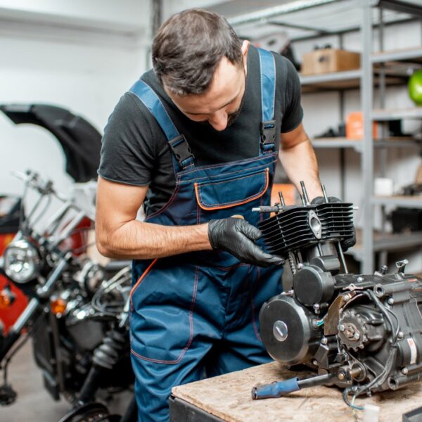 Jak prawidłowo konserwować i przechowywać motocykl poza sezonem?