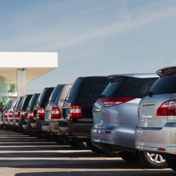 Historia i rozwój napędów na cztery koła: od terenówek do luksusowych SUV-ów.