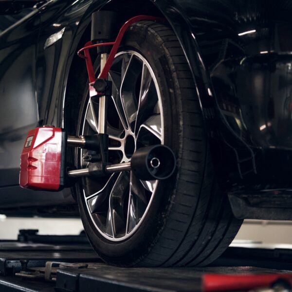 Jakie są skutki nieprawidłowej zbieżności kół i jak ją skorygować?