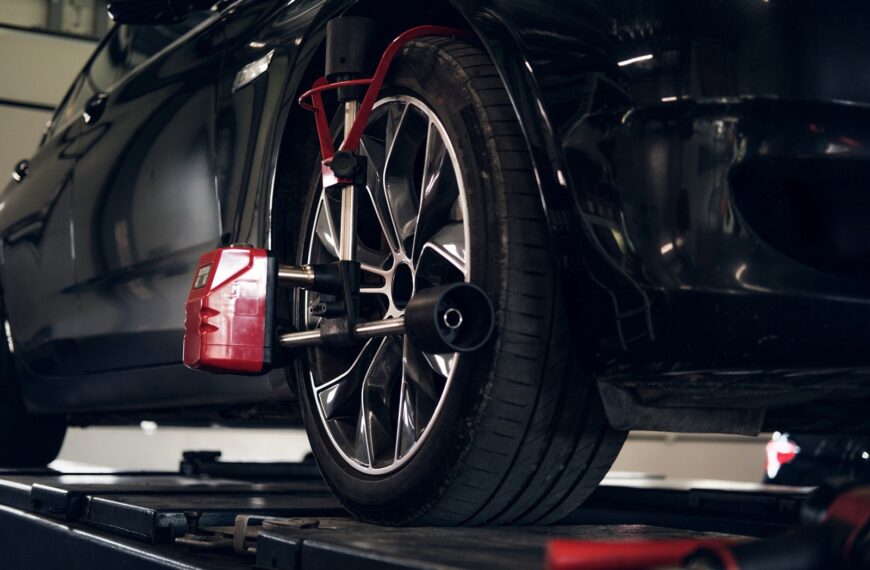 Jakie są skutki nieprawidłowej zbieżności kół i jak ją skorygować?