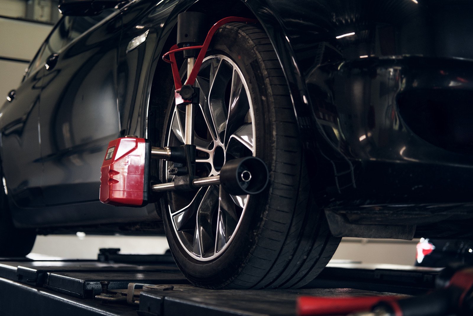 Jakie są skutki nieprawidłowej zbieżności kół i jak ją skorygować?