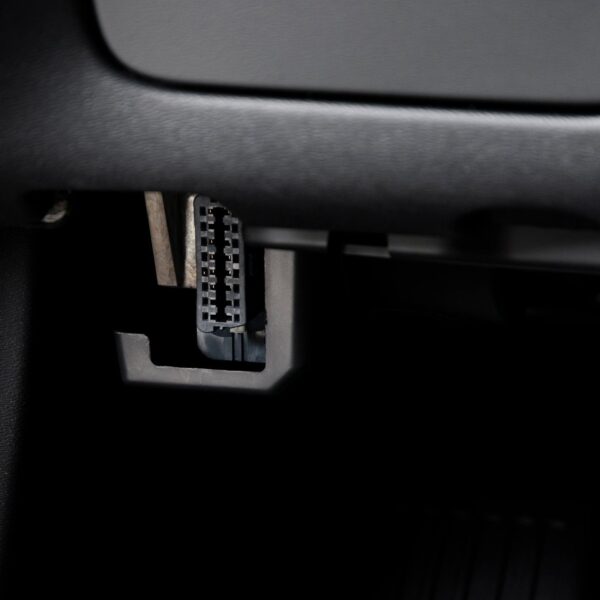 Samodzielna diagnostyka samochodu: jak odczytać i zinterpretować kody błędów OBD-II?