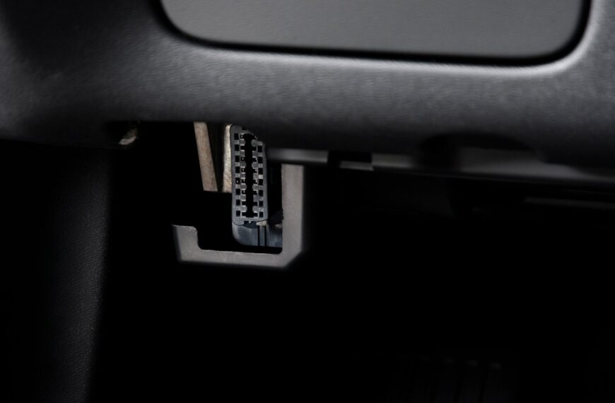 Samodzielna diagnostyka samochodu: jak odczytać i zinterpretować kody błędów OBD-II?