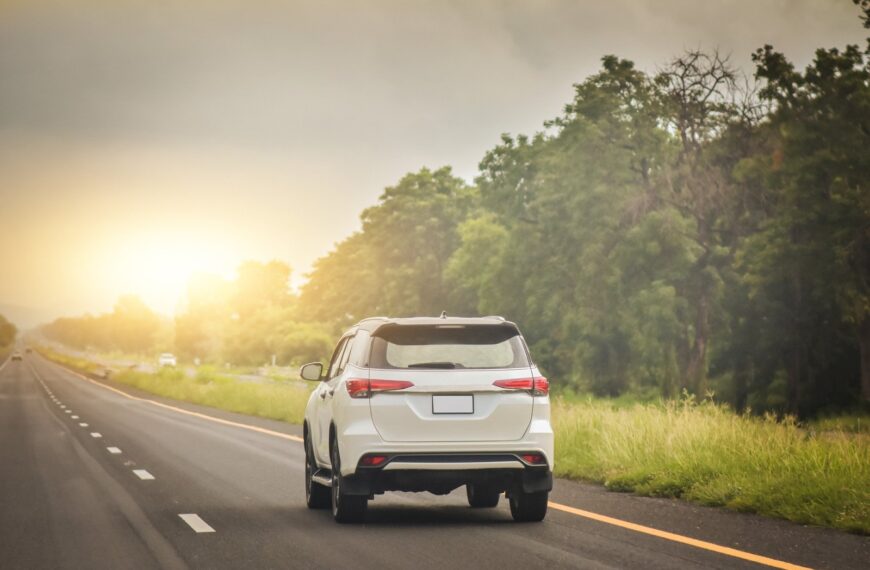 Jak skutecznie przygotować samochód do podróży zimowych: praktyczne wskazówki.