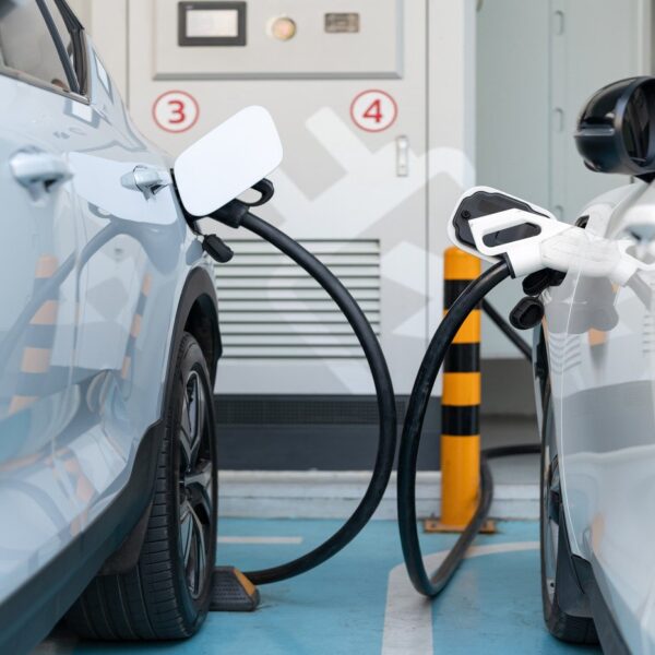 Różnorodność napędów alternatywnych: biopaliwa, wodór i gaz ziemny w motoryzacji.