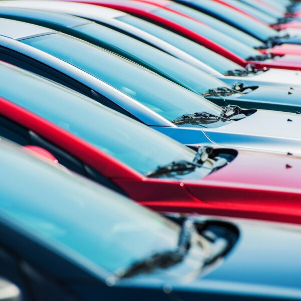 Historia i znaczenie kolorów w motoryzacji: jak barwa samochodu wpływa na jego postrzeganie?