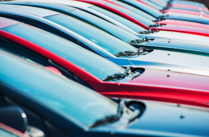 Historia i znaczenie kolorów w motoryzacji: jak barwa samochodu wpływa na jego postrzeganie?