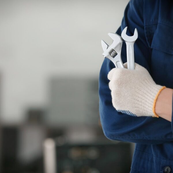 Jak wybrać odpowiedni zestaw narzędzi samochodowych do domowego warsztatu?