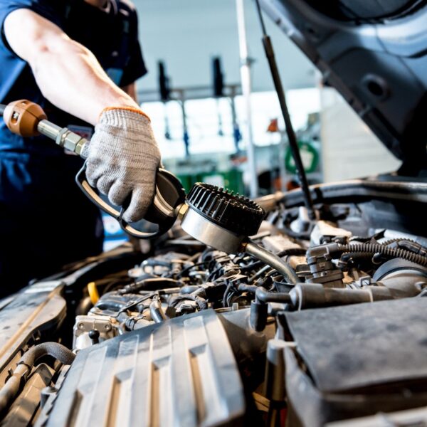 Różnice pomiędzy mechaniką niezależną a autoryzowanym serwisem: gdzie lepiej serwisować samochód?