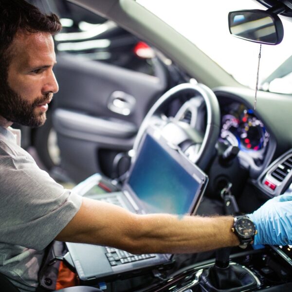 Jak przeprowadzić podstawową diagnostykę elektryczną pojazdu w domowych warunkach?