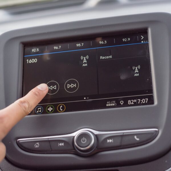 Przewodnik po systemach infotainment: jak wybrać najlepszy dla swojego pojazdu?