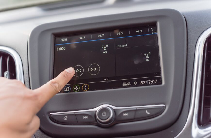 Przewodnik po systemach infotainment: jak wybrać najlepszy dla swojego pojazdu?