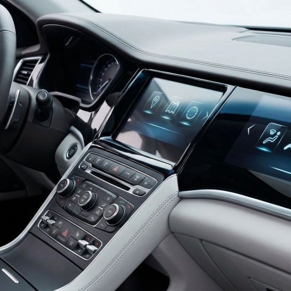 Fizyczne przyciski kontra ekrany dotykowe: przyszłość kokpitu samochodowego