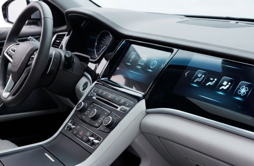 Fizyczne przyciski kontra ekrany dotykowe: przyszłość kokpitu samochodowego